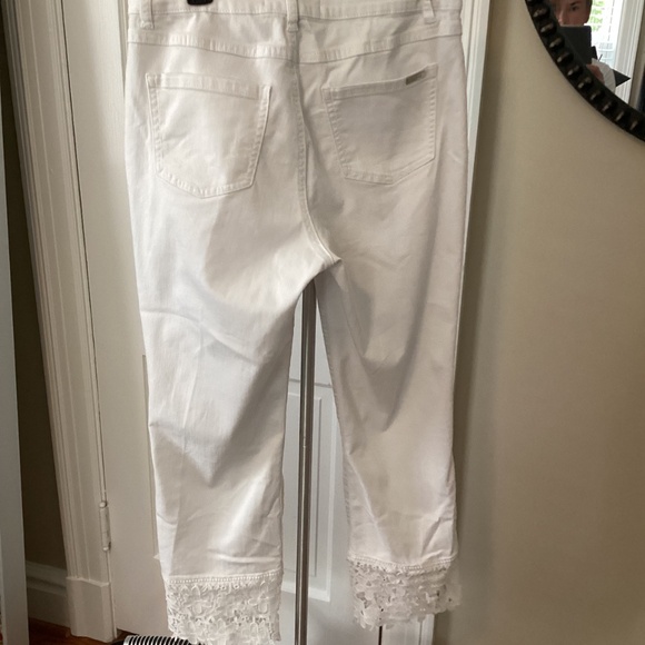 M24 Joseph Ribkoff White Jeans, Pantacourt Droit Straight Crop, 10 Floral cutout - Picture 2 of 10